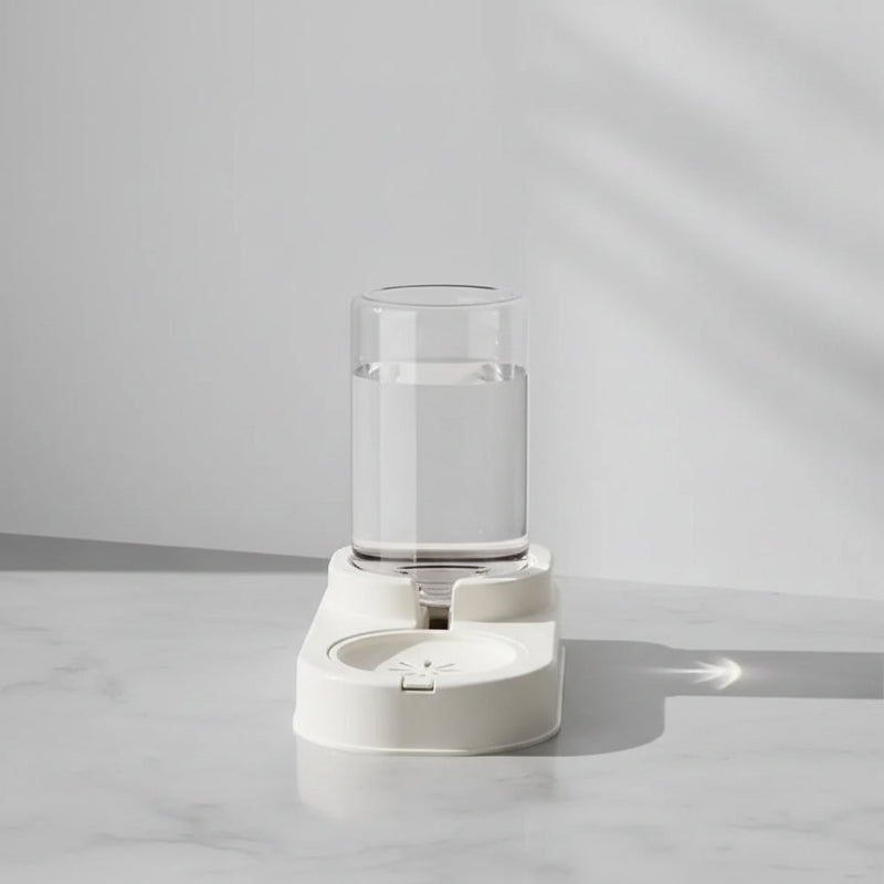 Le chat boit dans son distributeur d'eau blanc sans électricité