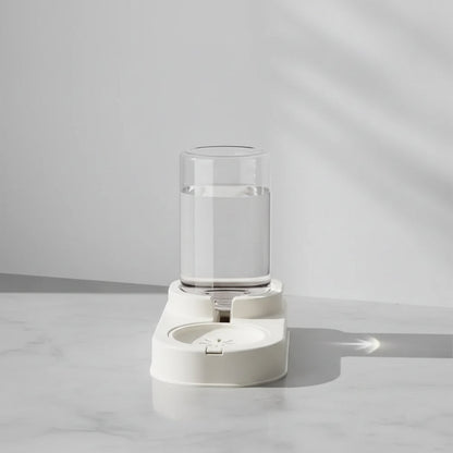Le chat boit dans son distributeur d'eau blanc sans électricité