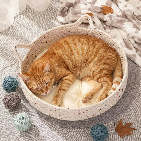 panier pour chat en osier monchatpanotin dort coussin blanc